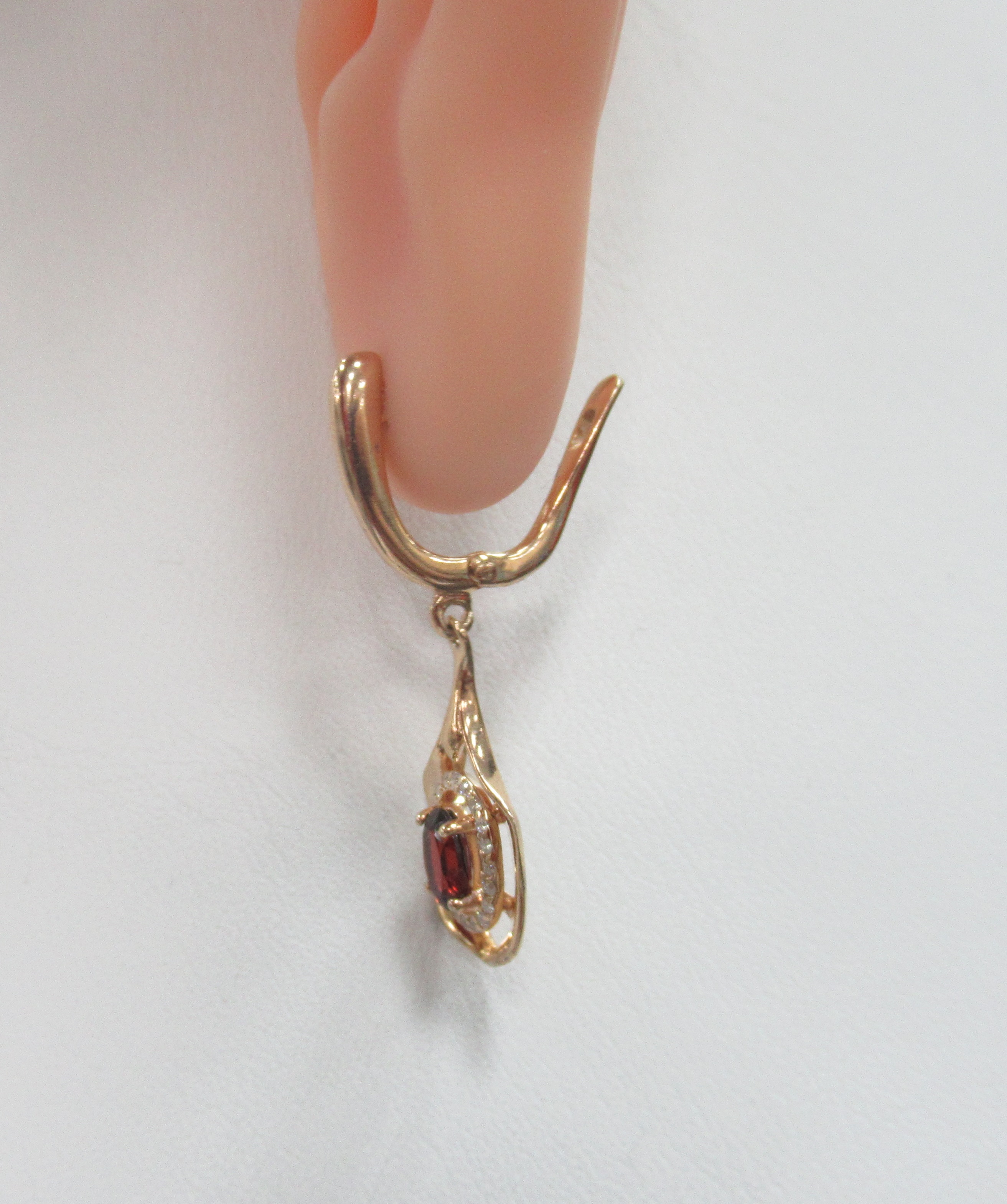 Серебряные серьги 925 пробы; вставки 2 Гранат; 40 Куб. Цирконий;